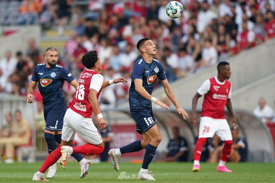 是他领先于 是他领先于